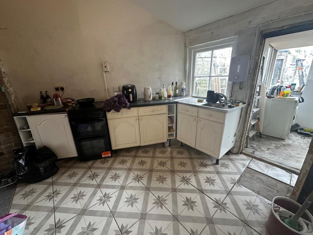 Lot: 60 - PAIR OF FLATS FOR INVESTMENT - Ground floor flat kitchen